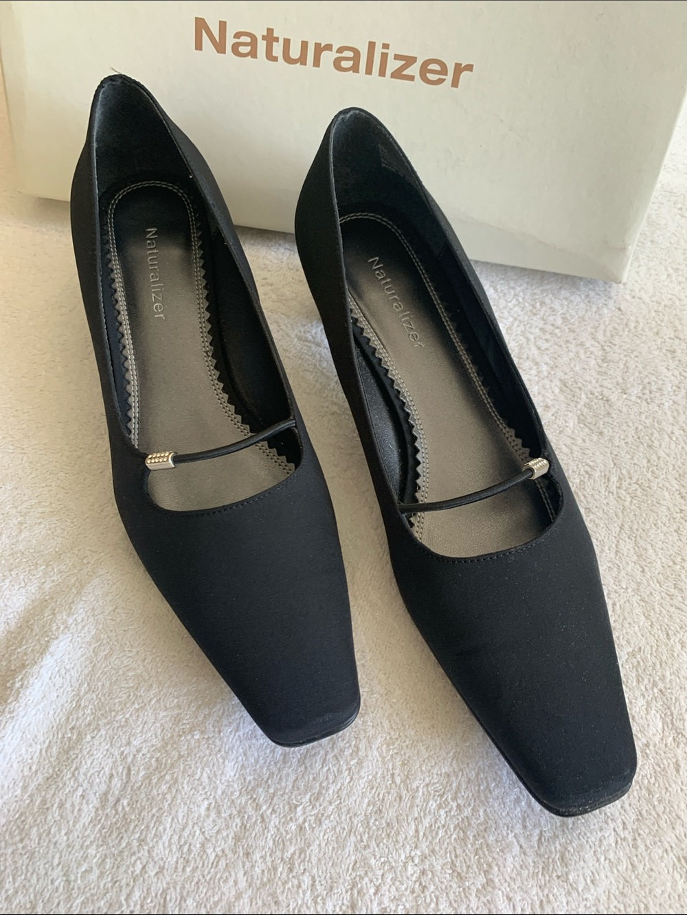 Naturalizer Dressy Black Kitten Heel Pumps For Formal Occasions.